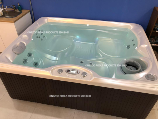HOTSPRING SPA HOT SPOT STRIDE 3 SEATER - Image 7
